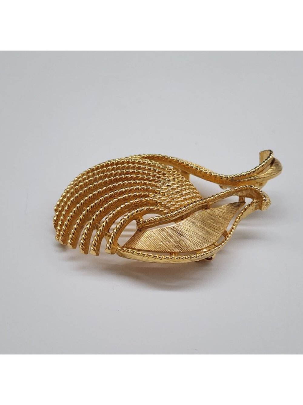 Vintage Lisner Brooch Gold Tone Modernist Abstract Leaf Pin - Picture 6 of 9